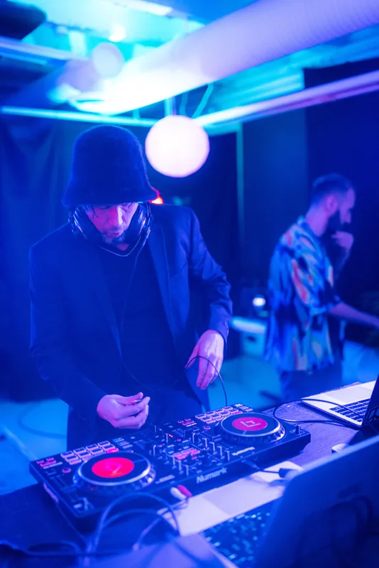 Synthesis: Vancouver AI Community Meetup Afterparty #NeurIPS — photo by Tristan Brand
