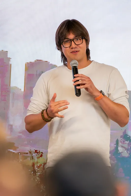 Featured film workflow presentation with cityscape projection, photo 189.