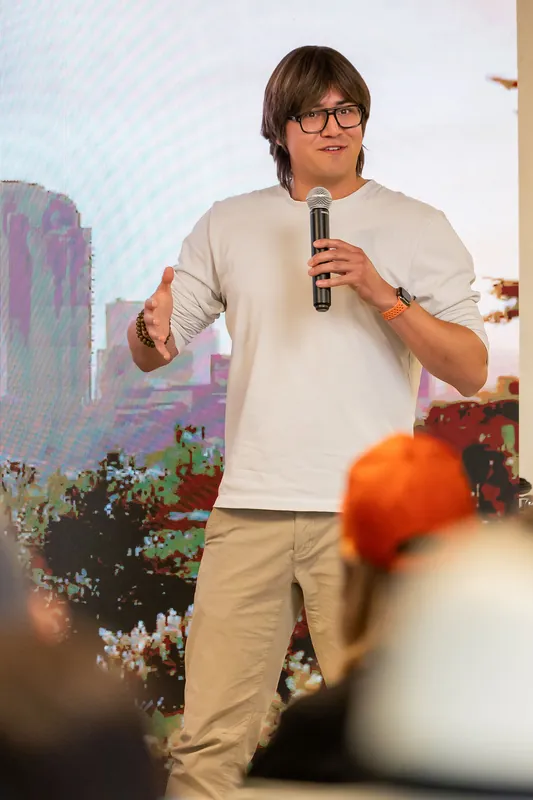 Featured film workflow presentation with cityscape projection, photo 186.