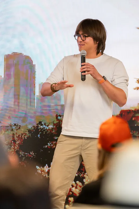 Featured film workflow presentation with cityscape projection, photo 187.
